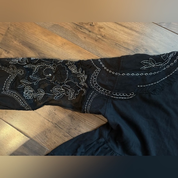 Free People Black Embroidered Boho Top – Size XS | Sheer Floral Lace Sleeves - Picture 4 of 8